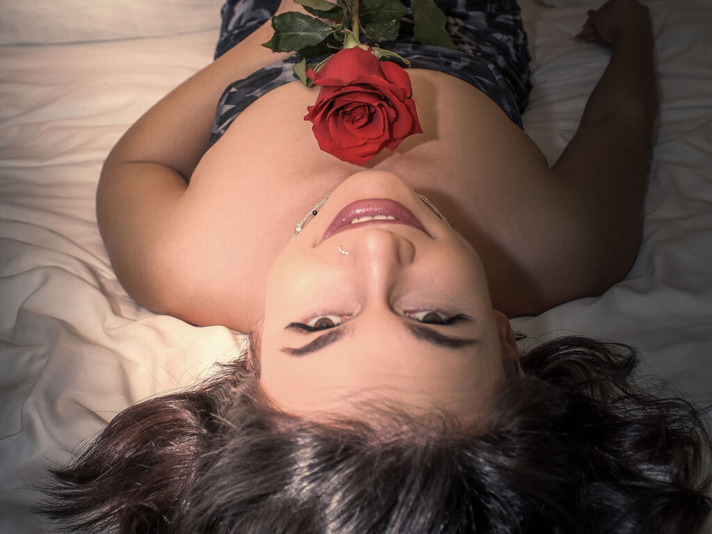 AichaAddams - Live Cam Model