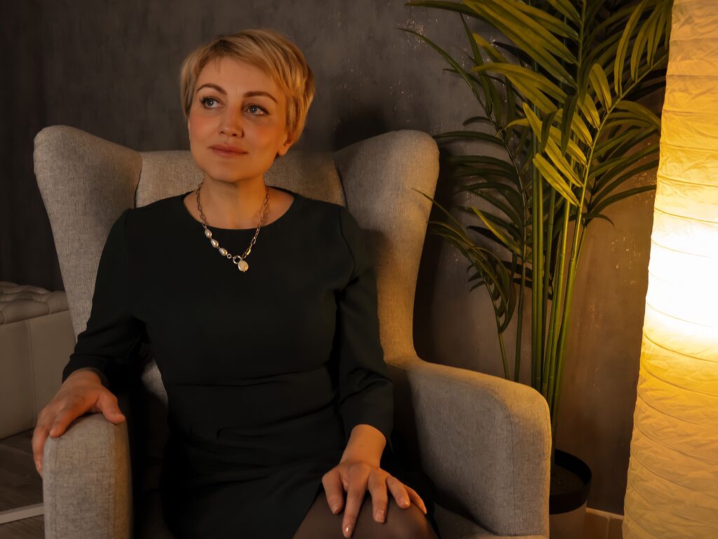 AlbaBrook - Live Cam Model