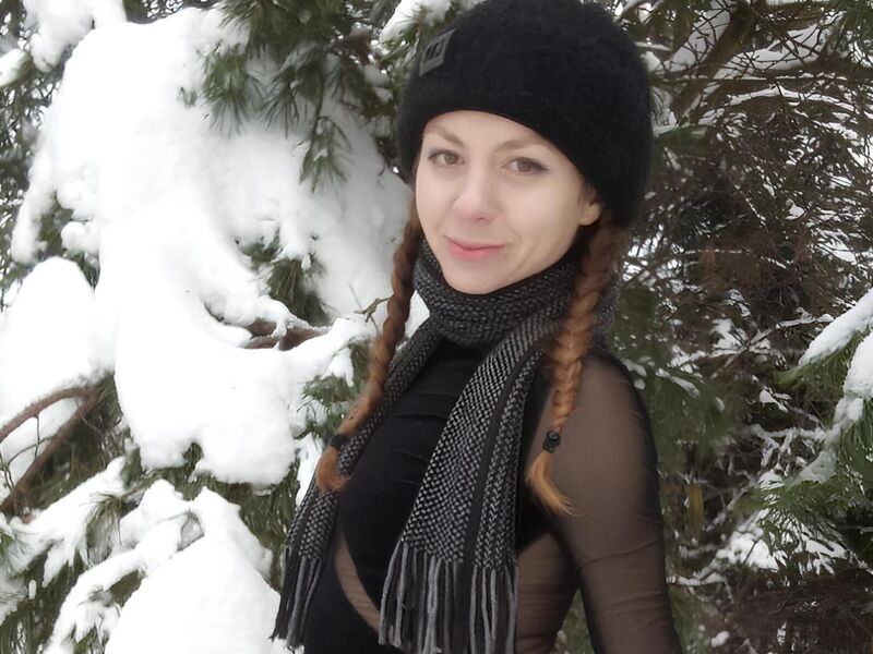 AliceAI - 31-year-old white cam model
