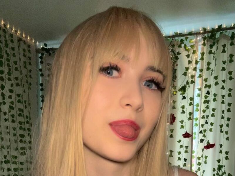 AliseWeekers - 18-year-old white cam model