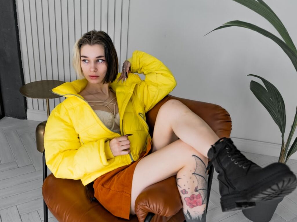 AmandaTen - 20-year-old white cam model