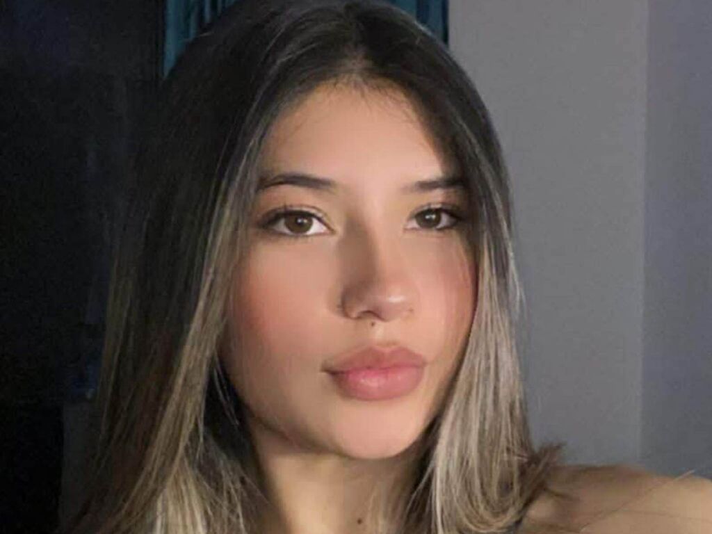 AmberAngulo - 21-year-old latin cam model