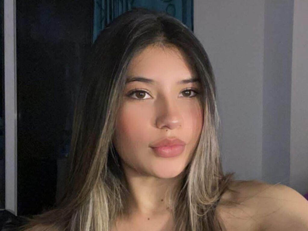AmberBasquez - 21-year-old latin cam model