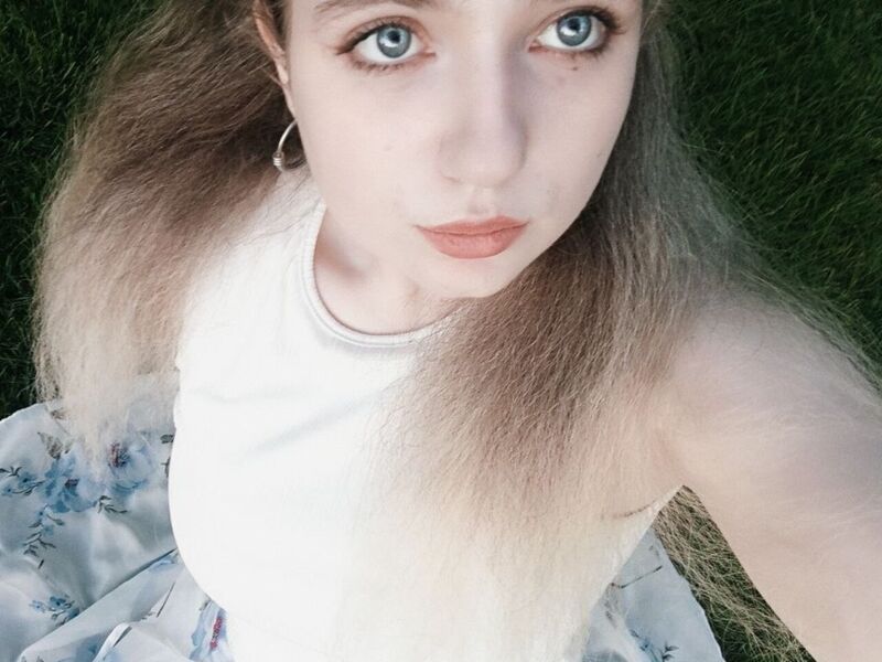 AngelaMarsh - 18-year-old white cam model