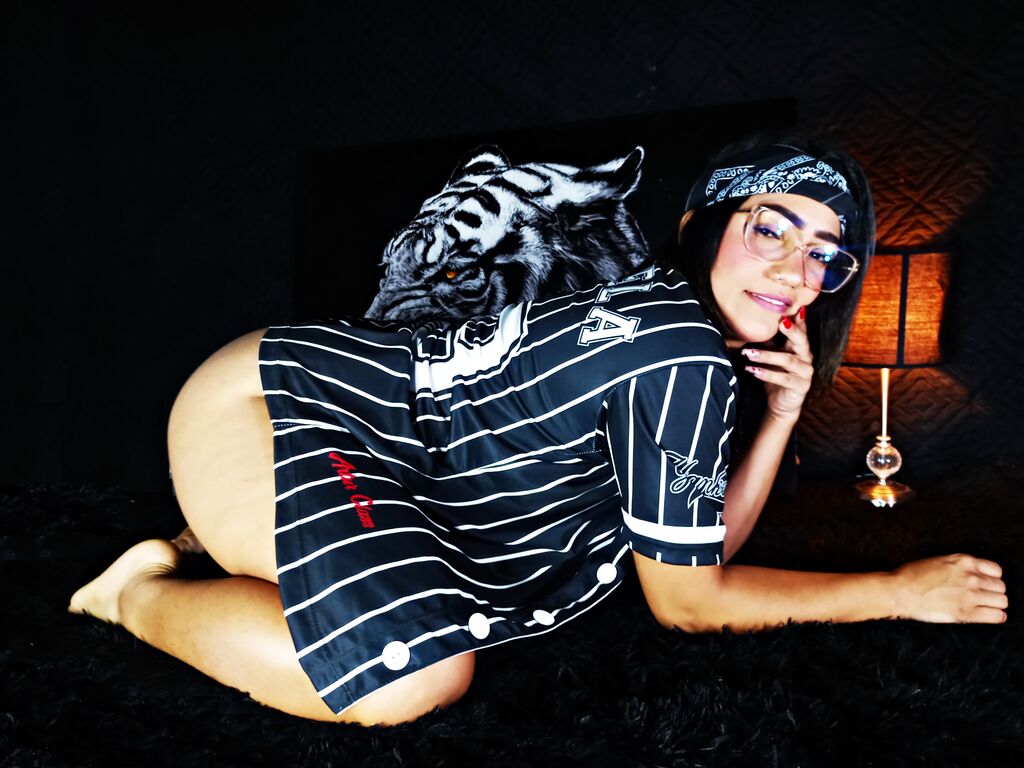 AnnaMer - 28-year-old latin cam model