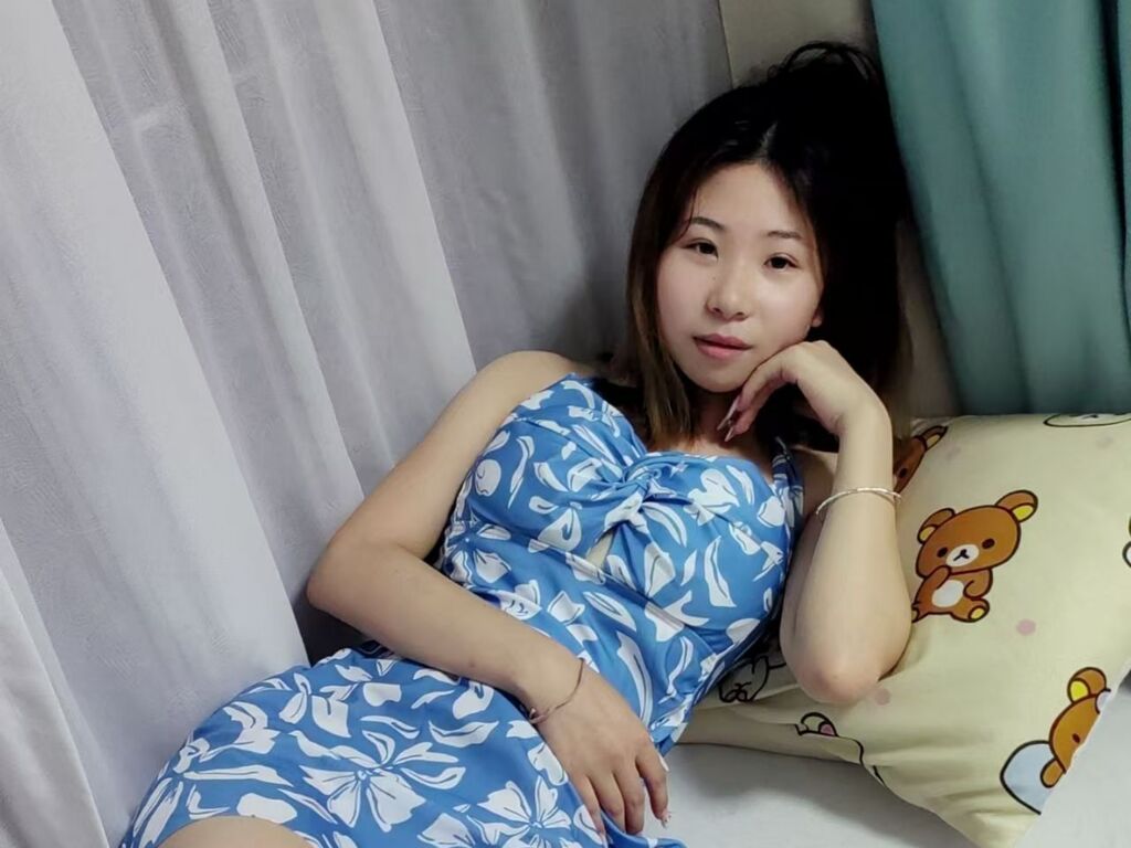 AnnaYuTo - Live Cam Model