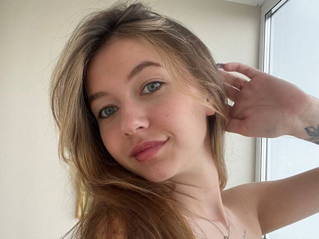AnnetBency - 21-year-old white cam model