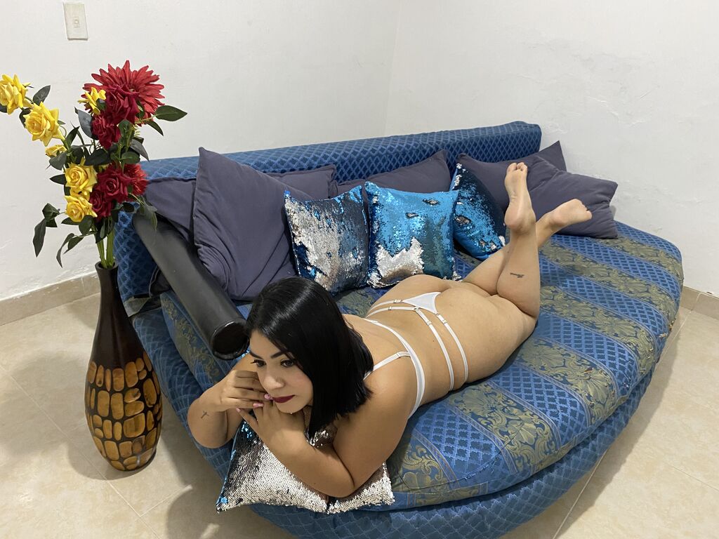 AnnyWithe - 31-year-old latin cam model