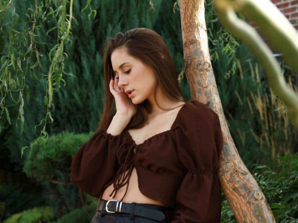 AprilMee main image