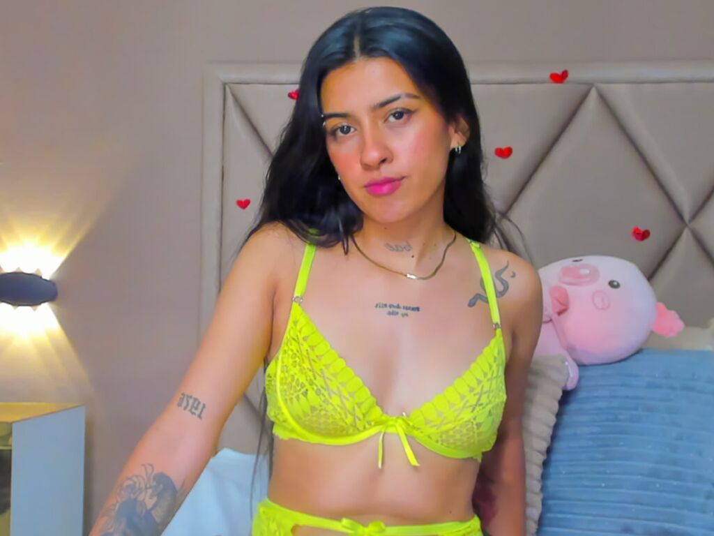 CharlotteMerrell - 19-year-old latin cam model