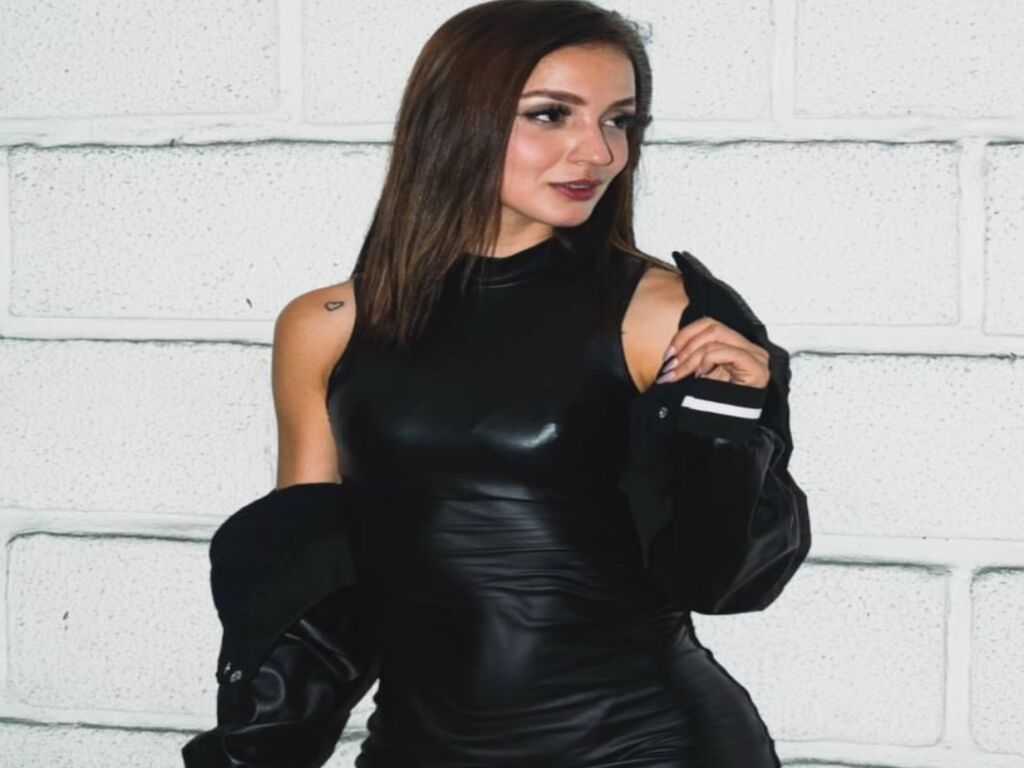 CheyenneAlice - 22-year-old latin cam model