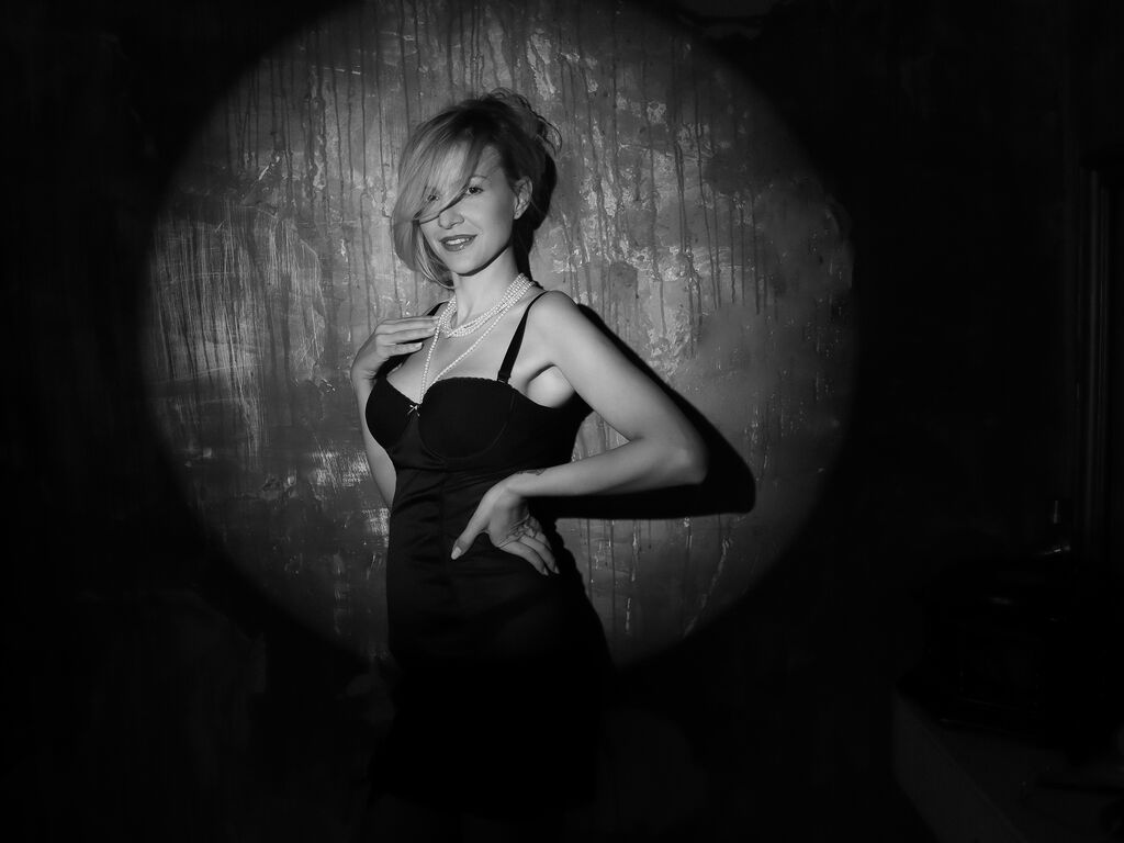 DominiqueRed - Live Cam Model