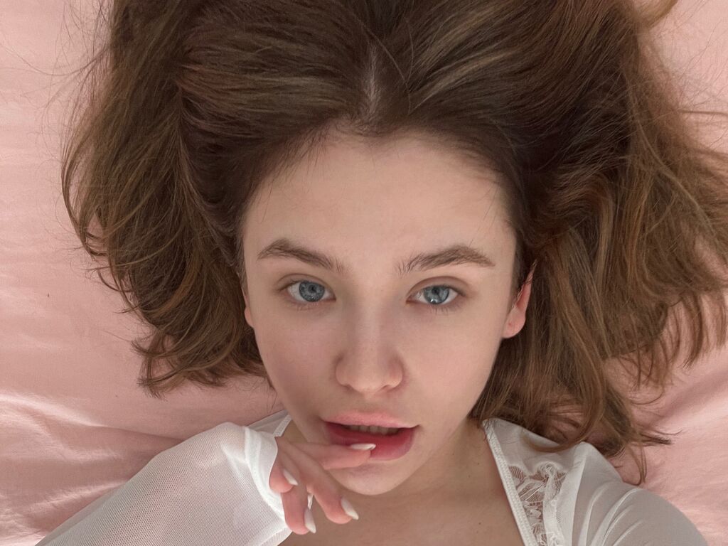 EmiCharmless - Live Cam Model