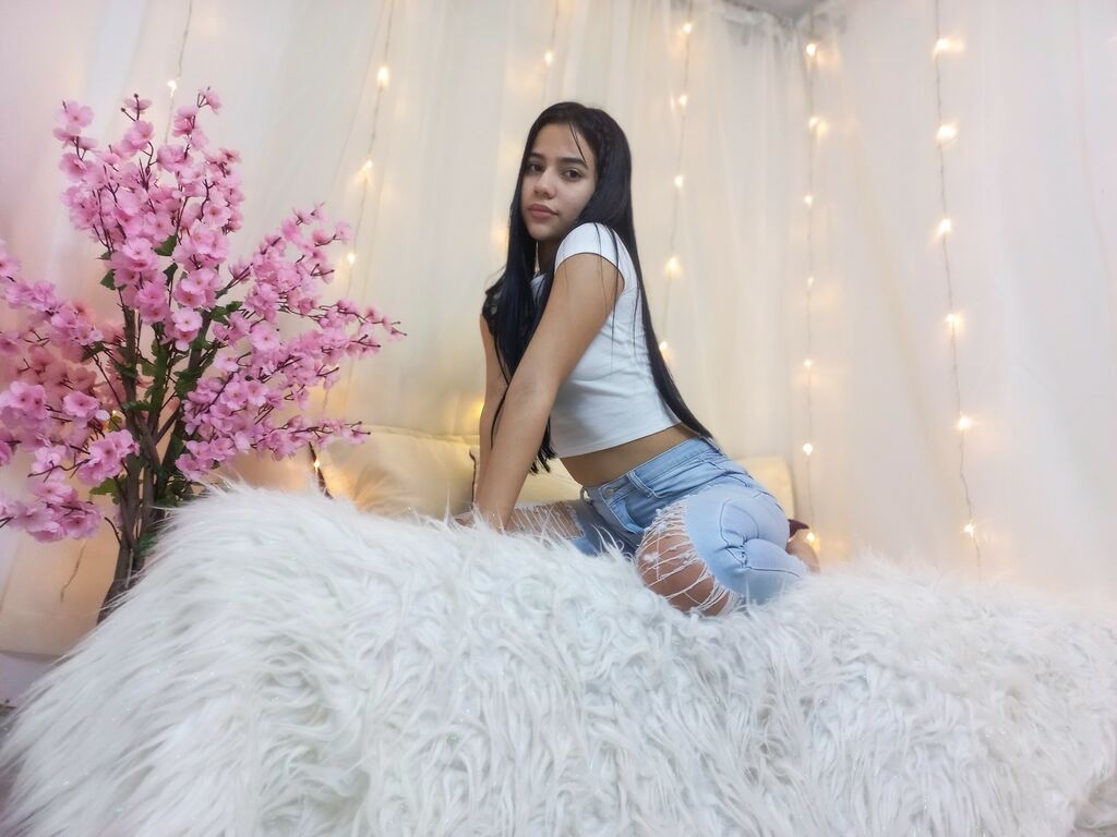 EmilyCoupper - 22-year-old latin cam model