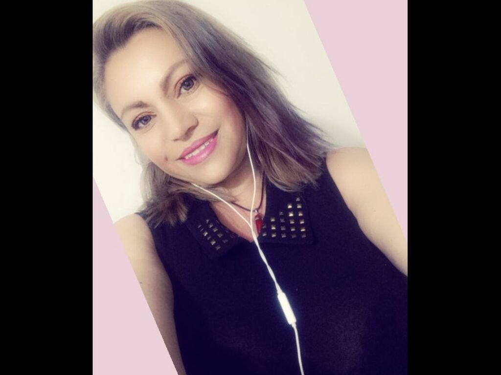EmilyPinik - Live Cam Model