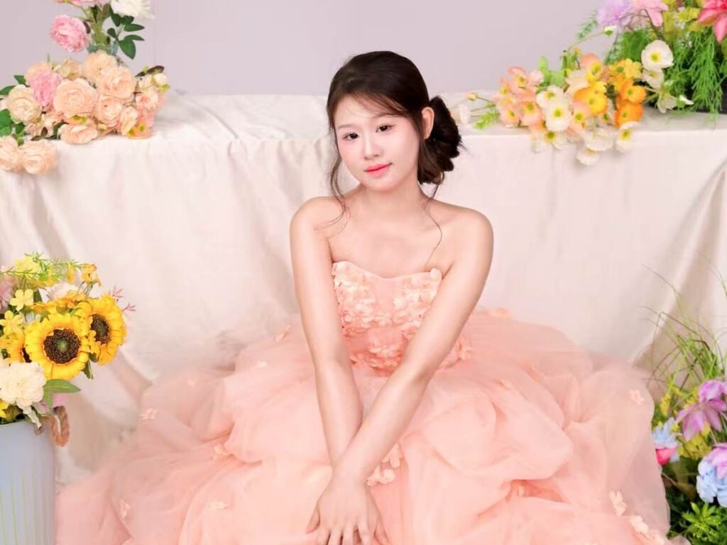 EmilyQing - Live Cam Model