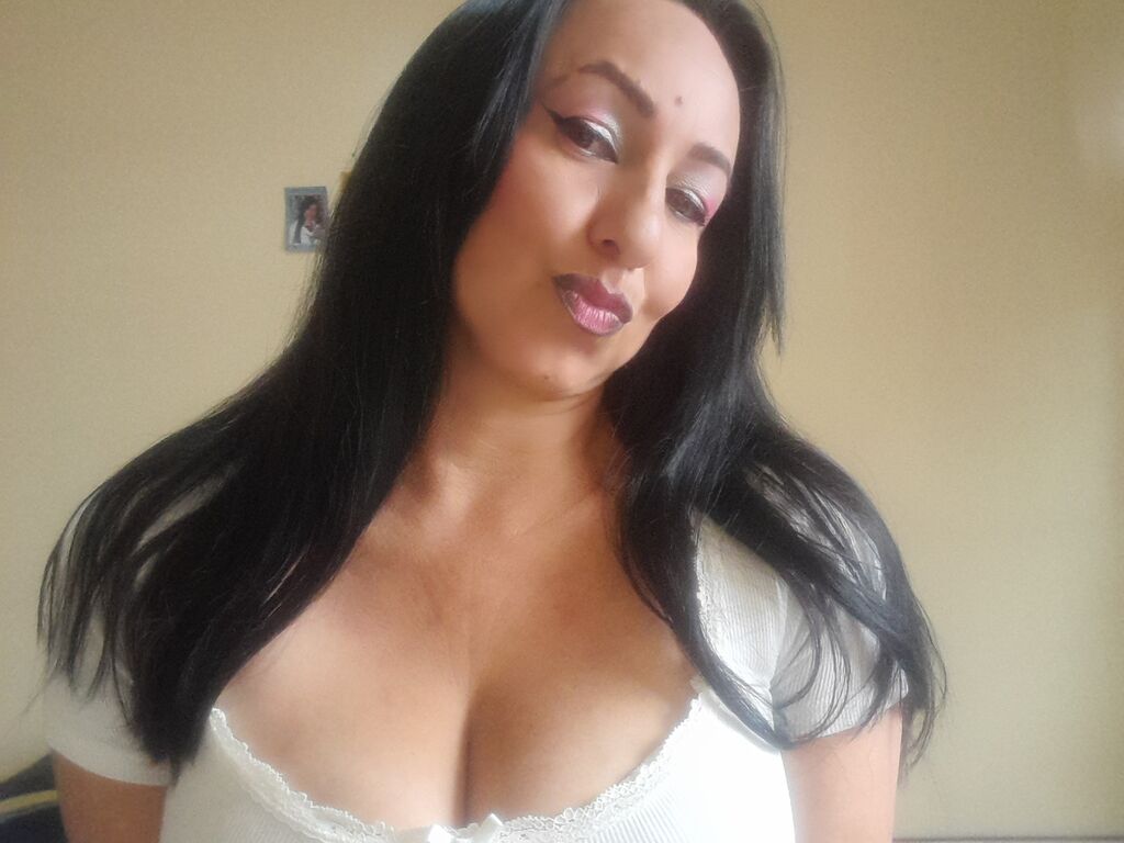 EmmaFror - 41-year-old latin cam model