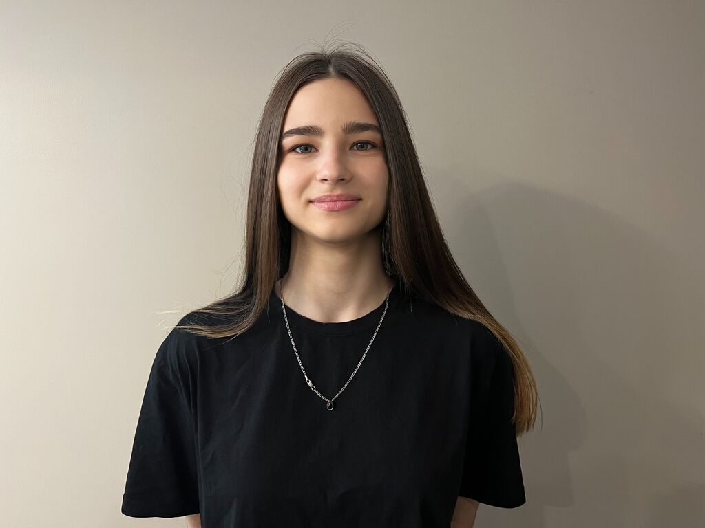 EmmyLarson - 19-year-old white cam model