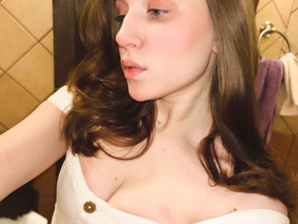 EvaStephani - 24-year-old white cam model