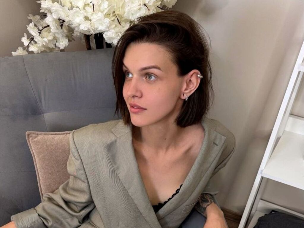 HaileyFlyn - Live Cam Model