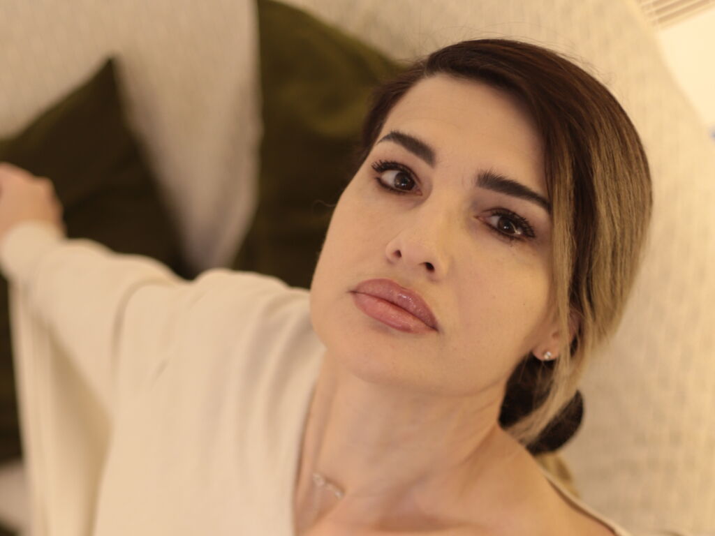 KaronTouche - Live Cam Model