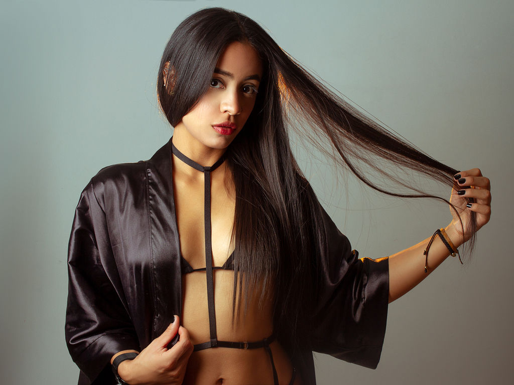 KayleMoon - 26-year-old latin cam model