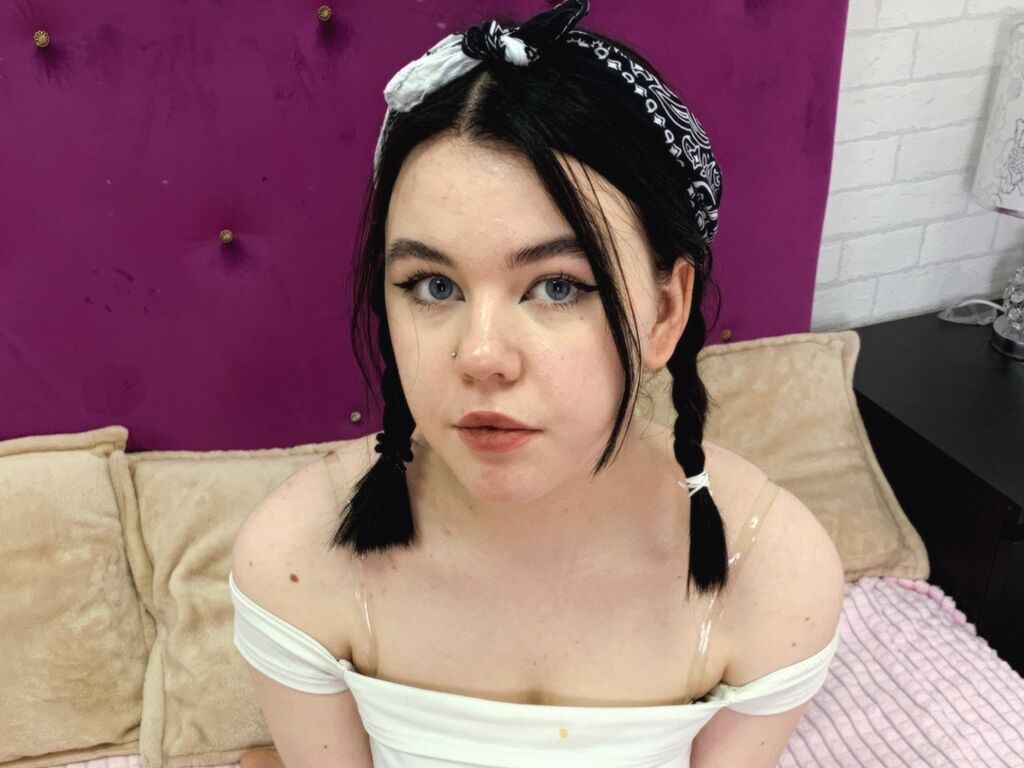 KellyColton - 20-year-old white cam model