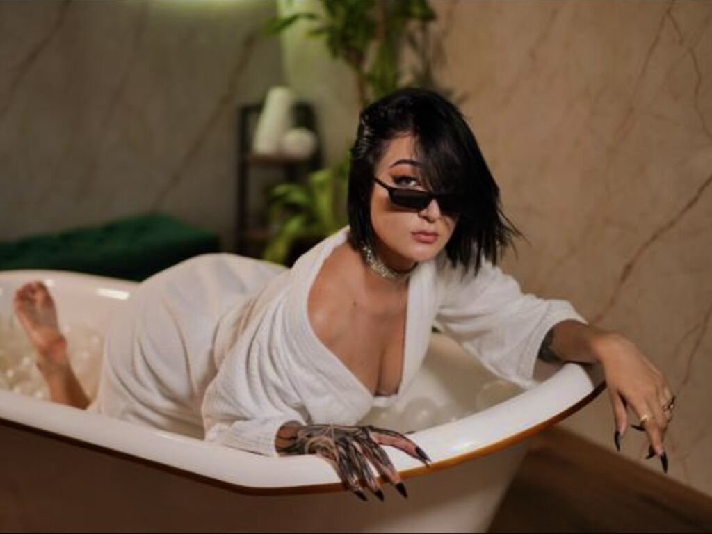 KendraInk - 21-year-old latin cam model