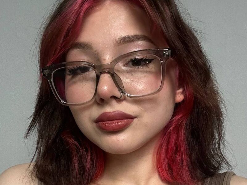 LessyGrayce - 19-year-old white cam model