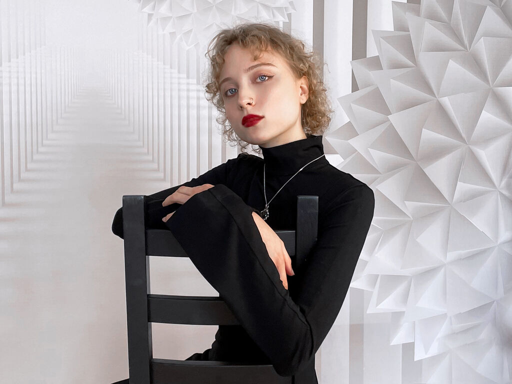 LillianRoss - 19-year-old white cam model