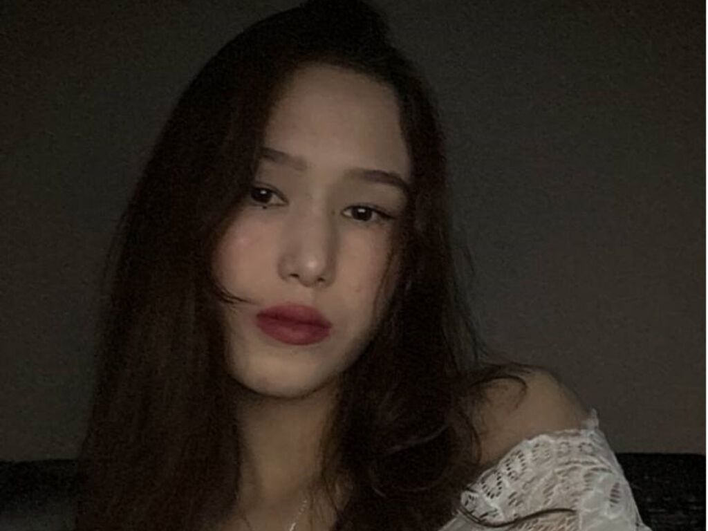 LisaFoxa - 21-year-old asian cam model