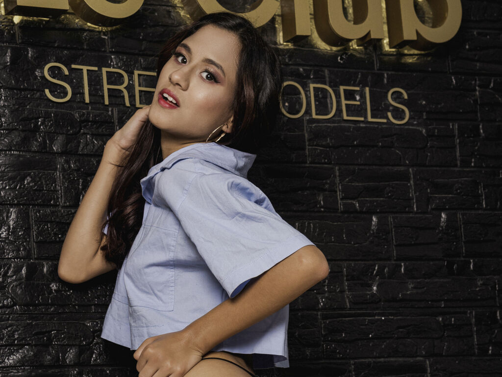 LisaPrescot - 22-year-old latin cam model