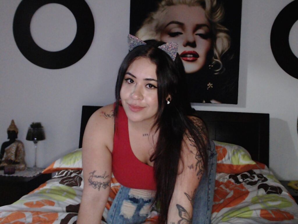 LizzRodriguez - 24-year-old latin cam model
