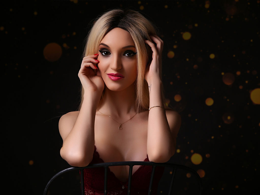 MayaAdams - 32-year-old white cam model