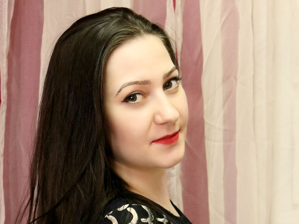 MerilFlirty - 28-year-old white cam model