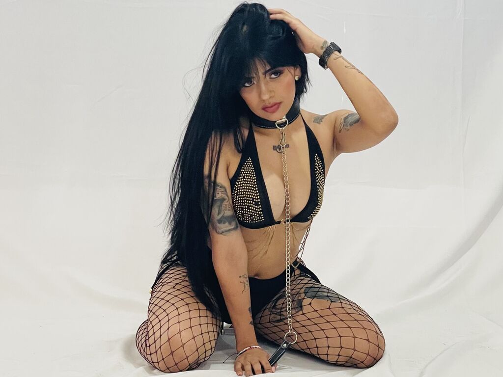 MerlinaBlue - 21-year-old latin cam model