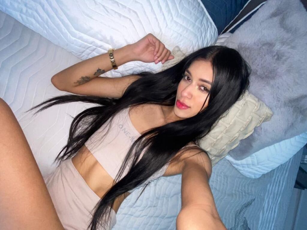 MiahRouse - 24-year-old latin cam model