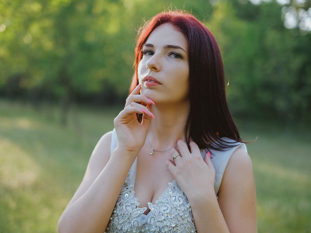 MiniCris - 27-year-old white cam model