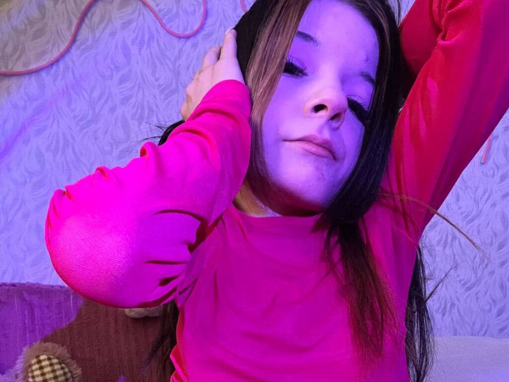 MiniMia - 21-year-old cam model
