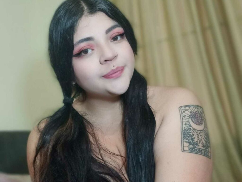 MoonSamanta - 26-year-old latin cam model