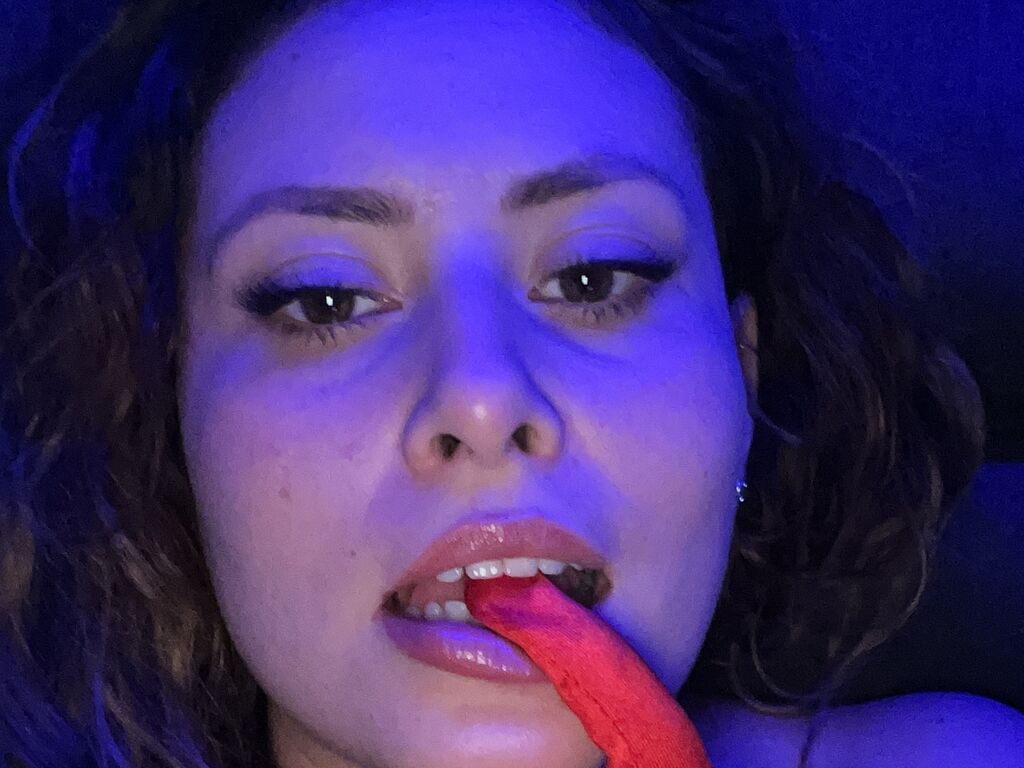RubyRacks - 28-year-old latin cam model