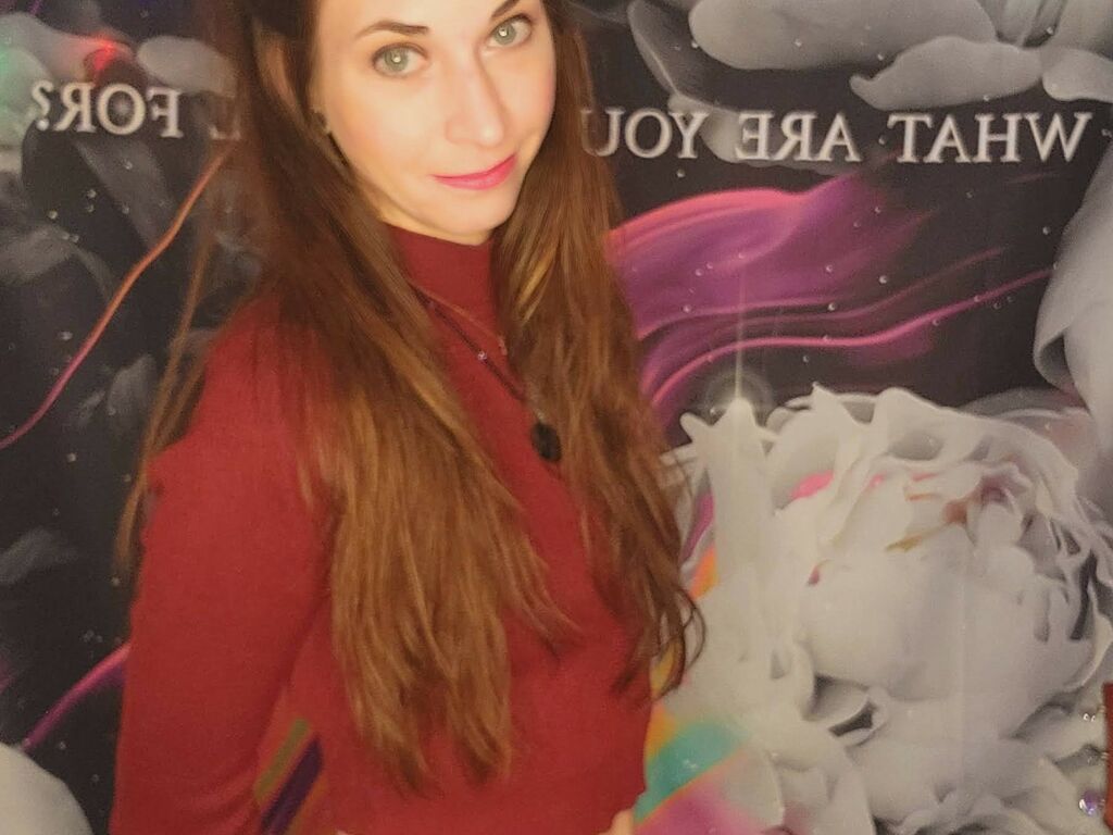 SilverRae - 31-year-old white cam model