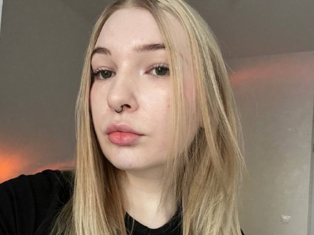 SusanSha - 20-year-old white cam model