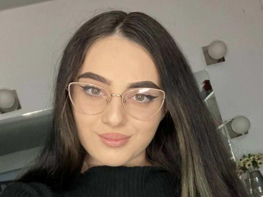 SweetEllaa - Live Cam Model