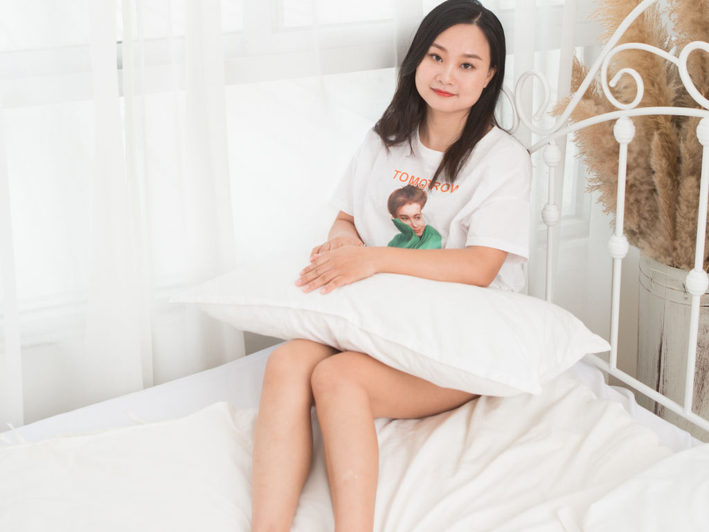 ViolaRight - 29-year-old asian cam model